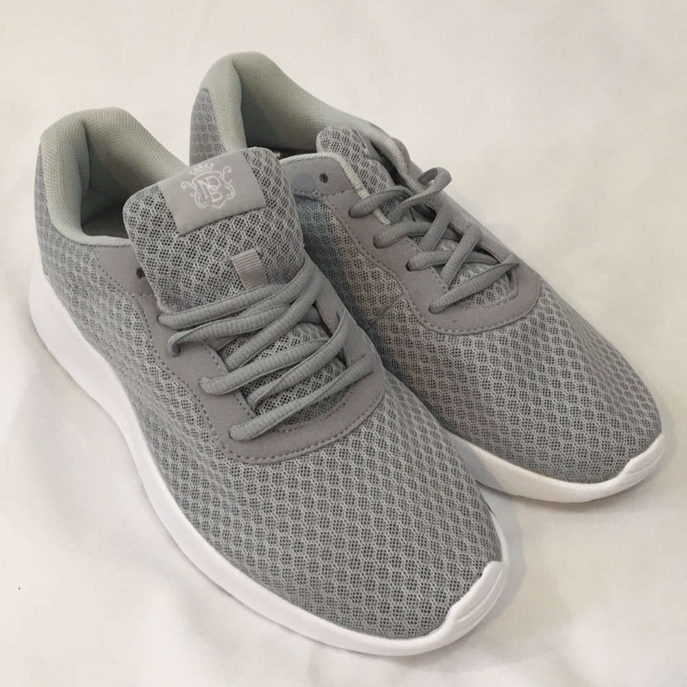 Grey men's athletic shoe, size 41